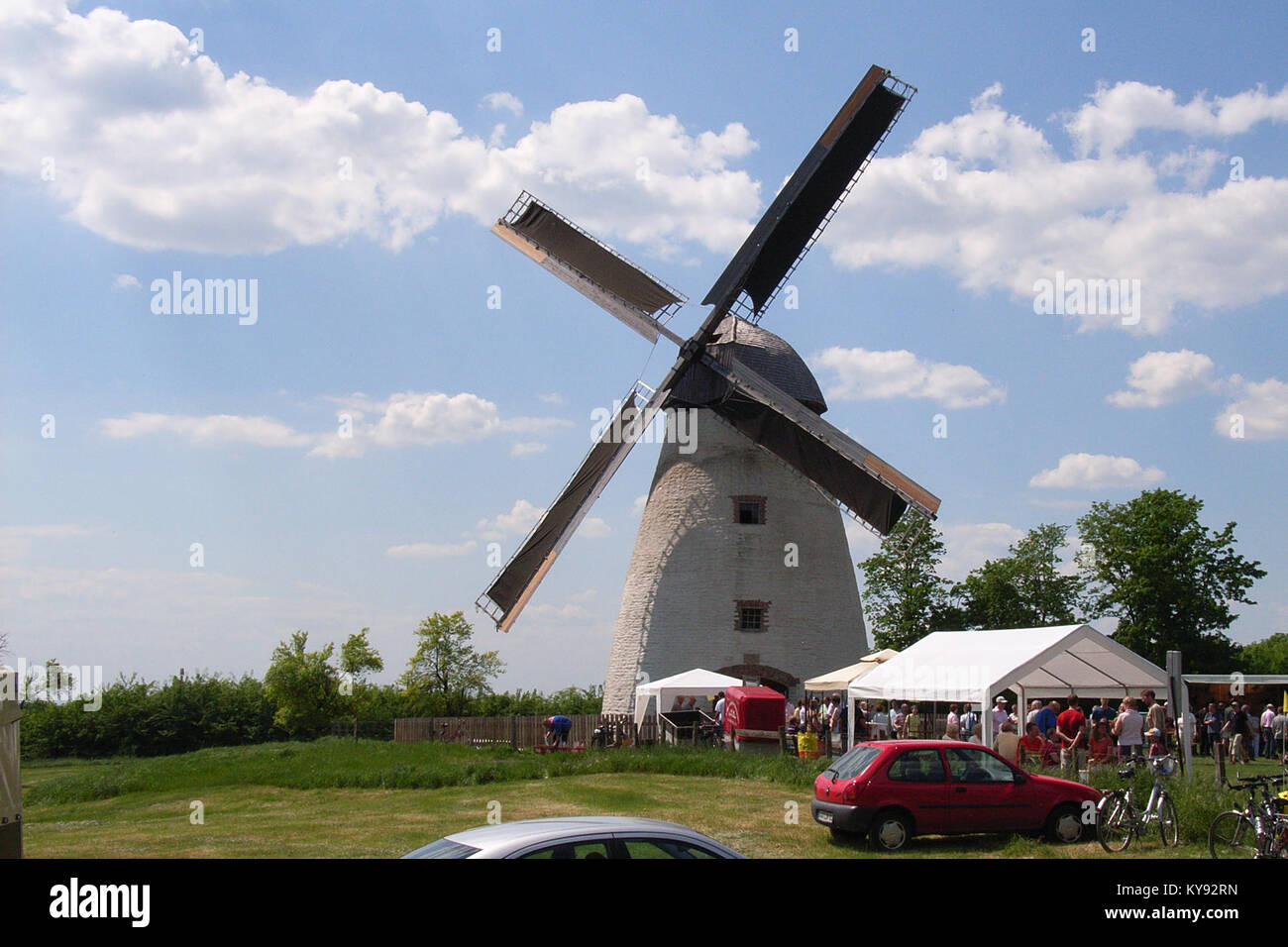 Une photographie du moulin à vent de Höxberg, montrant la structure historique du moulin et ses voiles dans un paysage rural européen. Banque D'Images