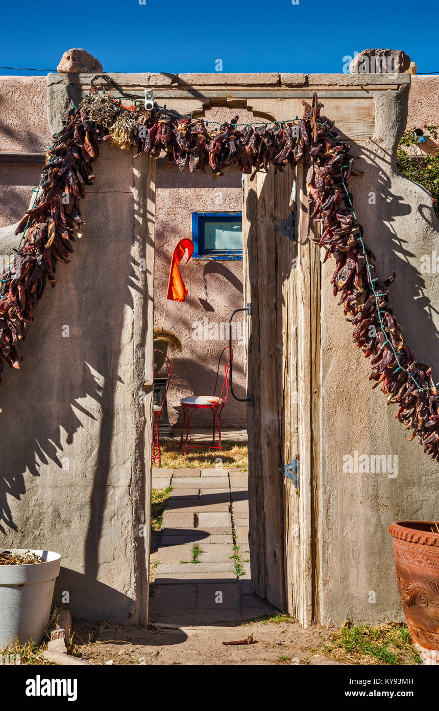 Aka Ristras piment sec (gousses des piments) sur entrée du restaurant dans la vieille ville de Mesilla près de Las Cruces, New Mexico, USA Banque D'Images