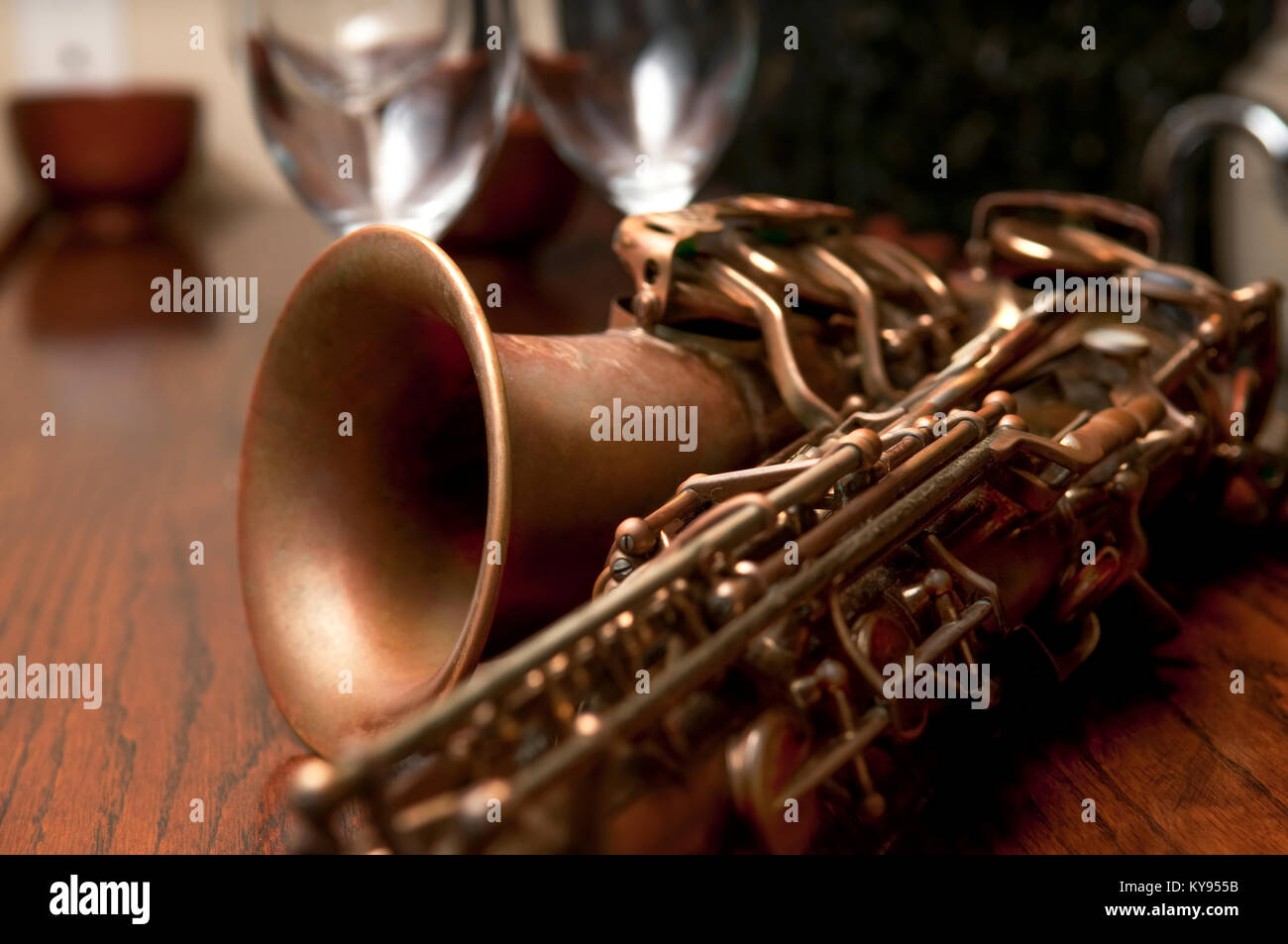 Gros plan sur l'ancien, vintage saxophone alto sur bois bar Banque D'Images