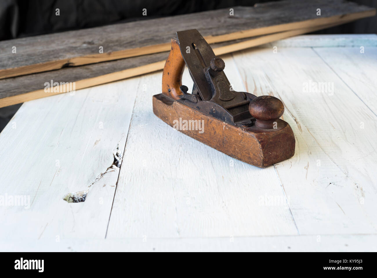 Meubles anciens, usés, bien utilisé la cale en bois avion, utilisé par menuisier ou ébéniste pour le travail du bois, avec des planches en bois ancienne grange à l'arrière-plan Banque D'Images