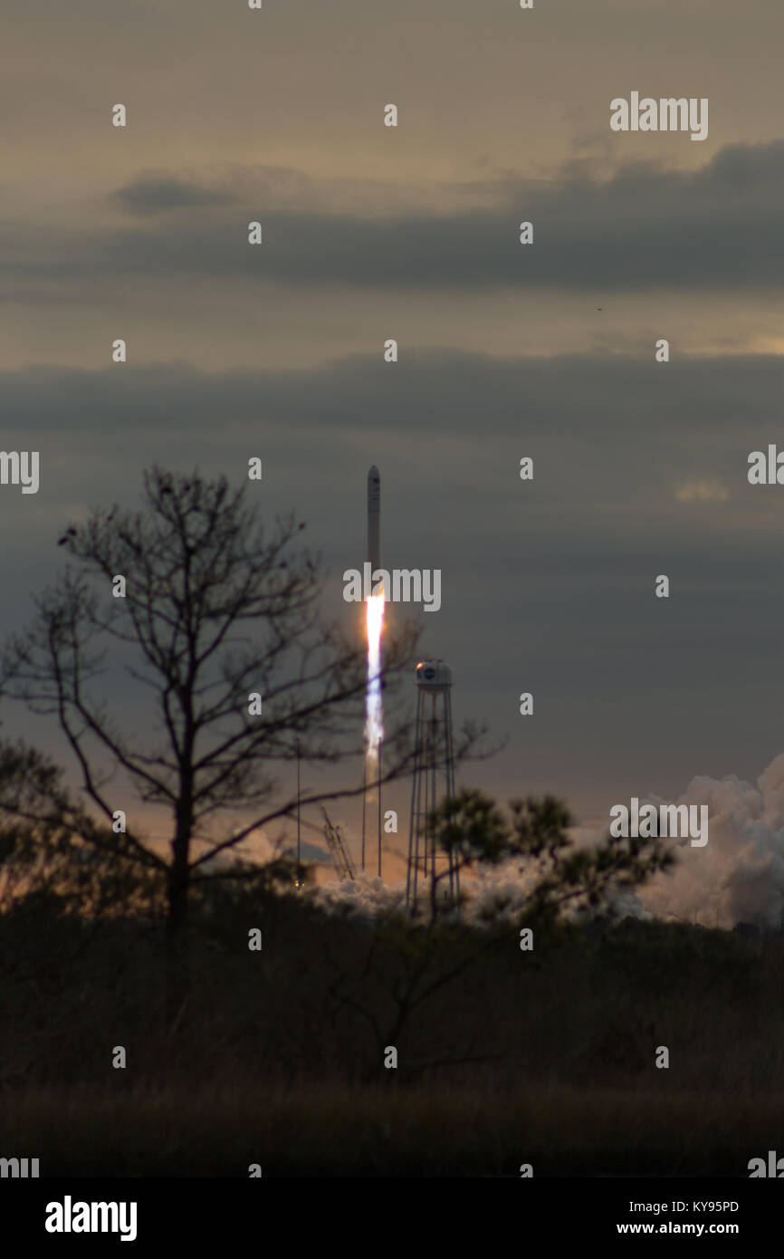 Le véhicule de lancement orbital Antares ATK décollera de lancement régional de l'Atlantique 0 Spaceport en route pour ravitailler la Station spatiale Banque D'Images