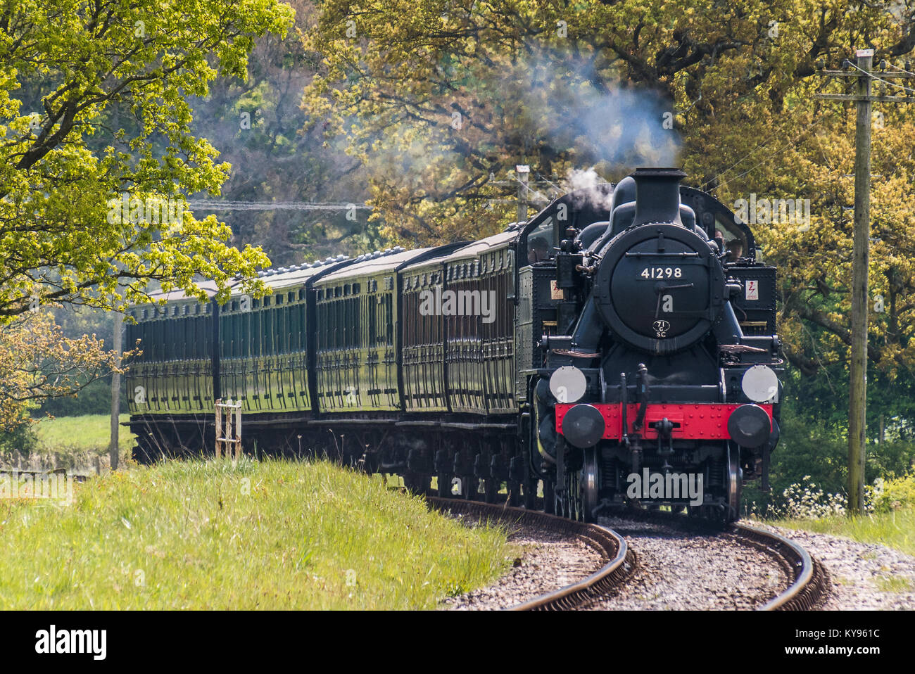 Ivatt préservé Class locomotive à vapeur, se déplaçant dans l'île de Wight campagne. Heritage Railway avec matériel roulant victorienne et édouardienne Banque D'Images