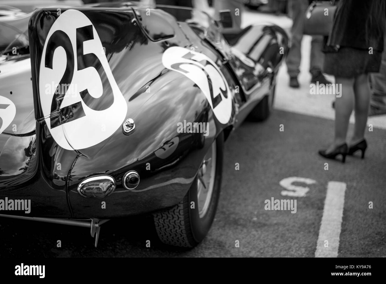 Vintage lady dans Goodwood Revival paddock à côté D-Type Jaguar Banque D'Images