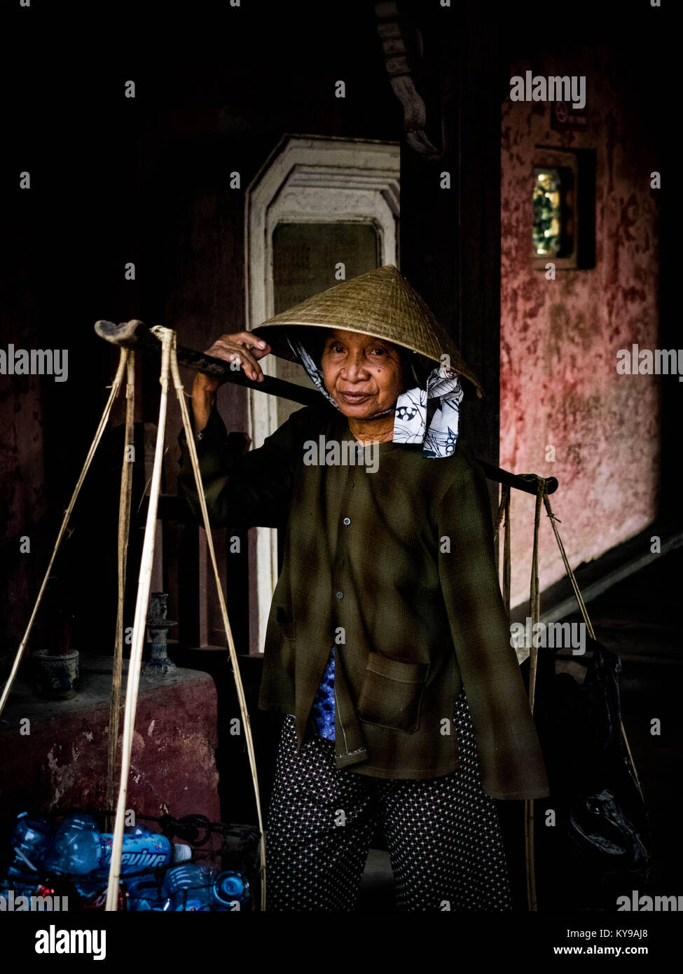 Vieille dame travaillant à Hoi An Banque D'Images