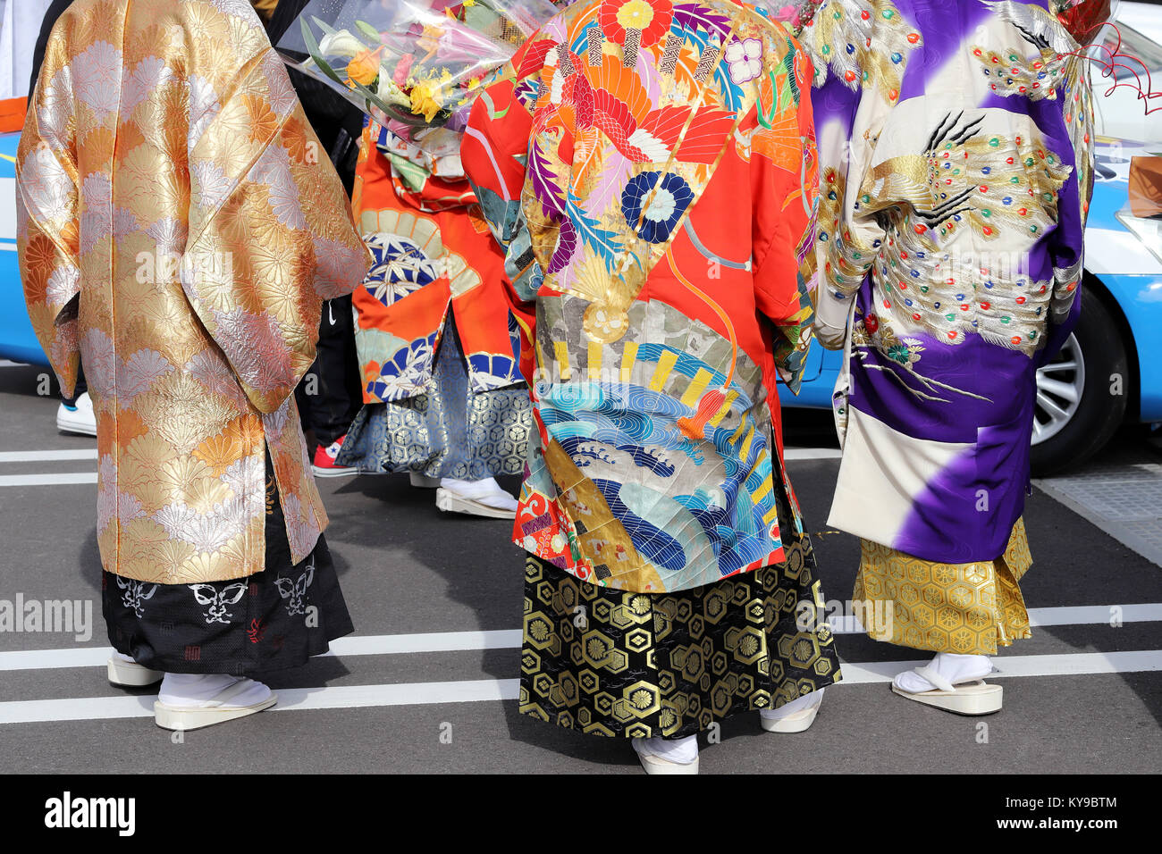 Les jeunes hommes en kimono traditionnel japonais pour l'arrivée de l'âge day celebration Banque D'Images