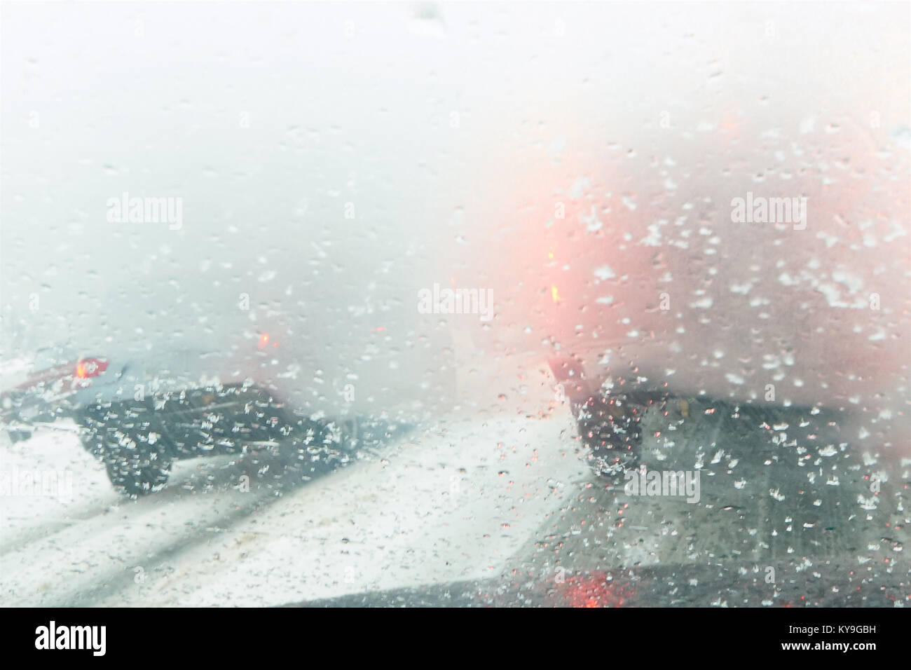 Vue depuis la fenêtre d'une voiture d'une tempête de neige Banque D'Images