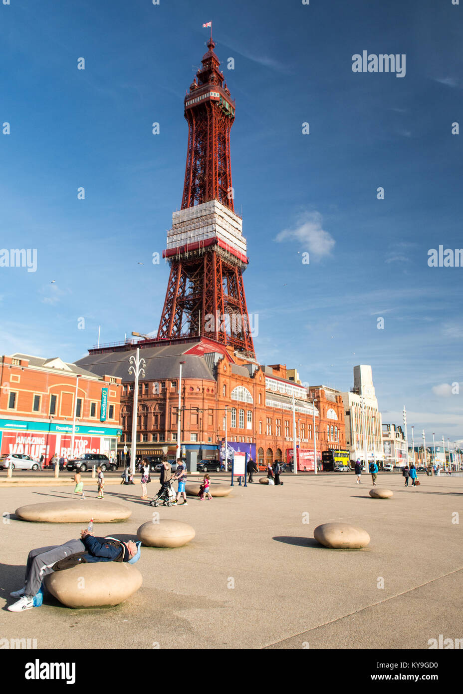 Blackpool, England, UK - 1 août 2015 : les piétons et les touristes à pied le long du front de mer de Blackpool, en vertu de l'emblématique tour de Blackpool. Banque D'Images