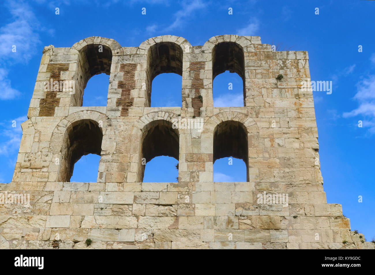 Arches de l'ancien théâtre romain sur l'Acropole à Athènes en Grèce contre un beau ciel bleu avec des nuages - whispy en perspective vue de bel Banque D'Images