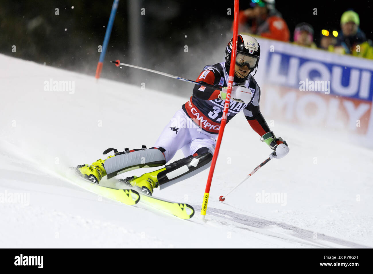 Madonna di Campiglio, Italie 22 décembre 2017. Donghyun JUNG (Kor) qui se font concurrence sur les AUDI FIS Coupe du Monde de Ski alpin Slalom sur les 3tre Canalone Banque D'Images