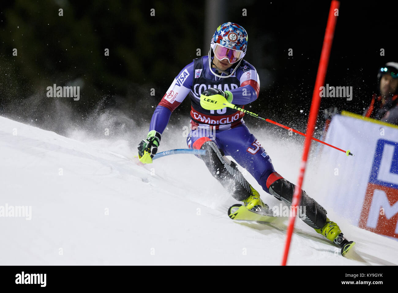 Madonna di Campiglio, Italie 22 décembre 2017. AJ GINNIS (Usa) qui se font concurrence sur les AUDI FIS Coupe du Monde de Ski alpin Slalom sur les 3tre Canalone Banque D'Images