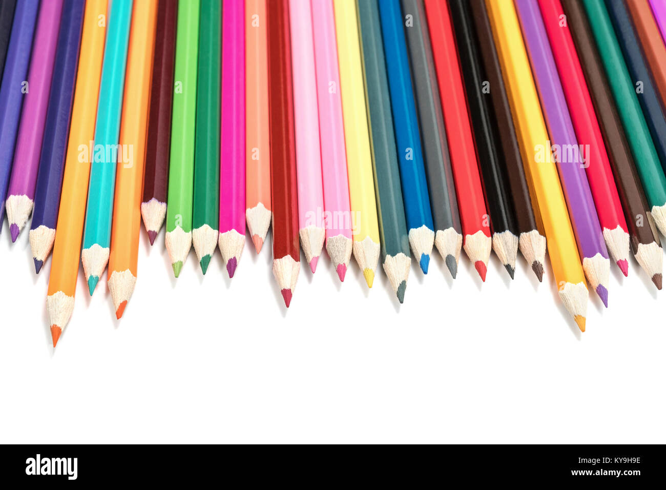 Doublée en une rangée de crayons de couleur, vers le bas, isolé sur fond blanc Banque D'Images Doublée en une rangée de crayons de couleur, vers le bas, isolé sur fond blanc Banque D'Images