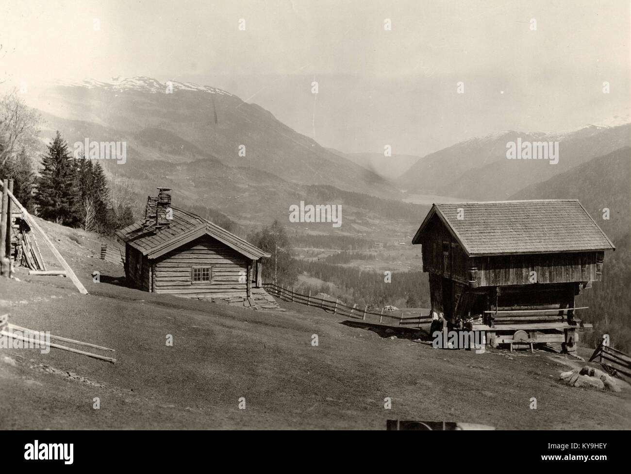 Tho Øvre est une ferme historique de Telemark, en Norvège, documentée par Riksantikvaren, mettant en valeur l'architecture rurale et le patrimoine traditionnels norvégiens. Banque D'Images