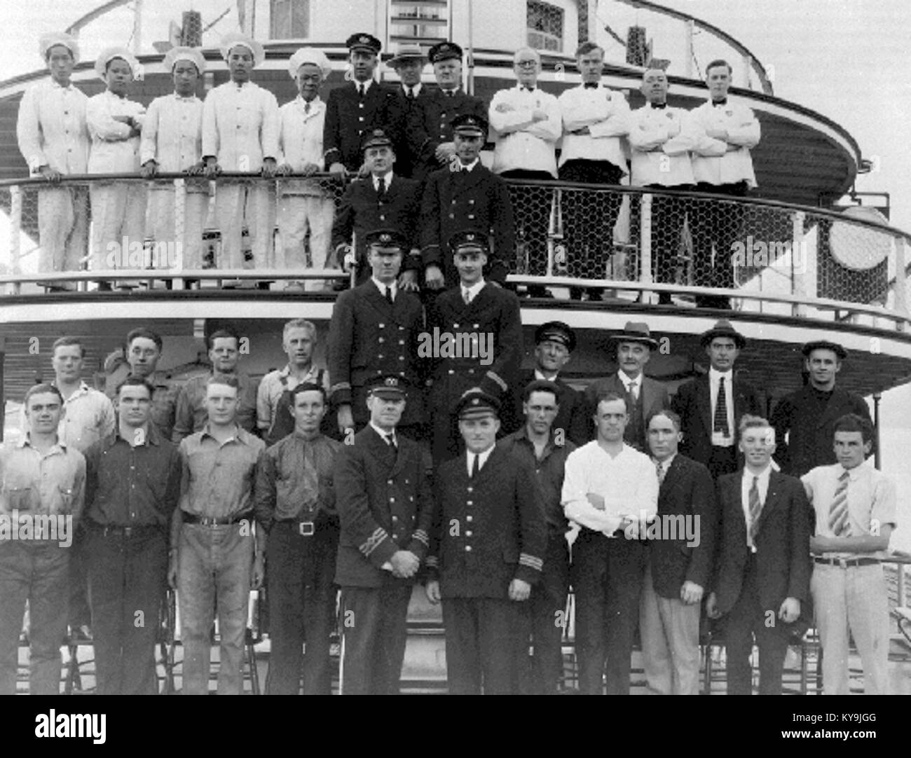 Cette photographie historique montre les officiers et l'équipage du bateau à aubes SS Sicamous en 1928, prise sur le lac Okanagan, en Colombie-Britannique, Canada, illustrant le transport par voie navigable intérieur du début du XXe siècle. Banque D'Images