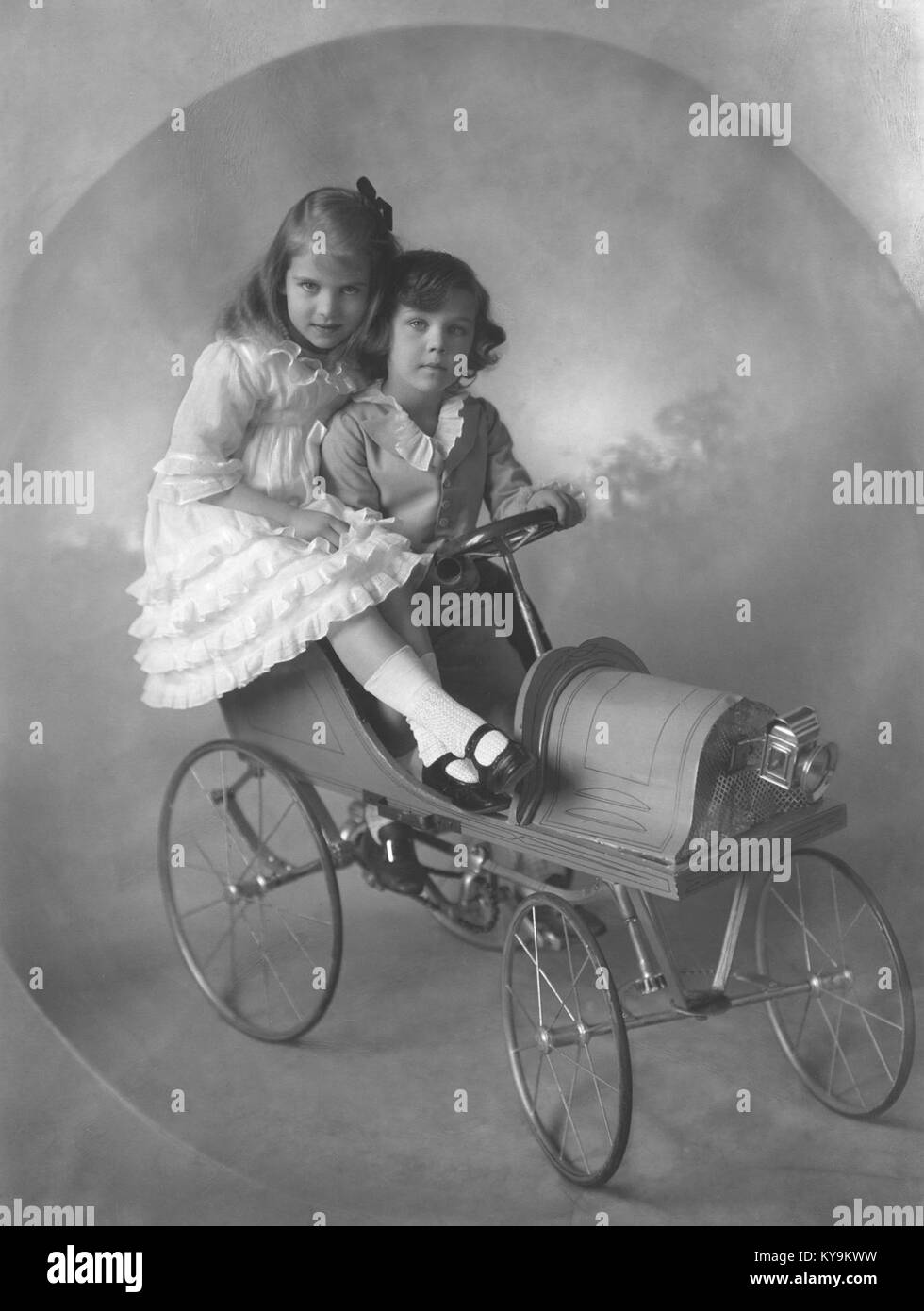 Photographie du prince Bertil de Suède et de la princesse Ingrid de Belgique en 1916, illustrant la famille royale scandinave et la monarchie du début du XXe siècle. Banque D'Images