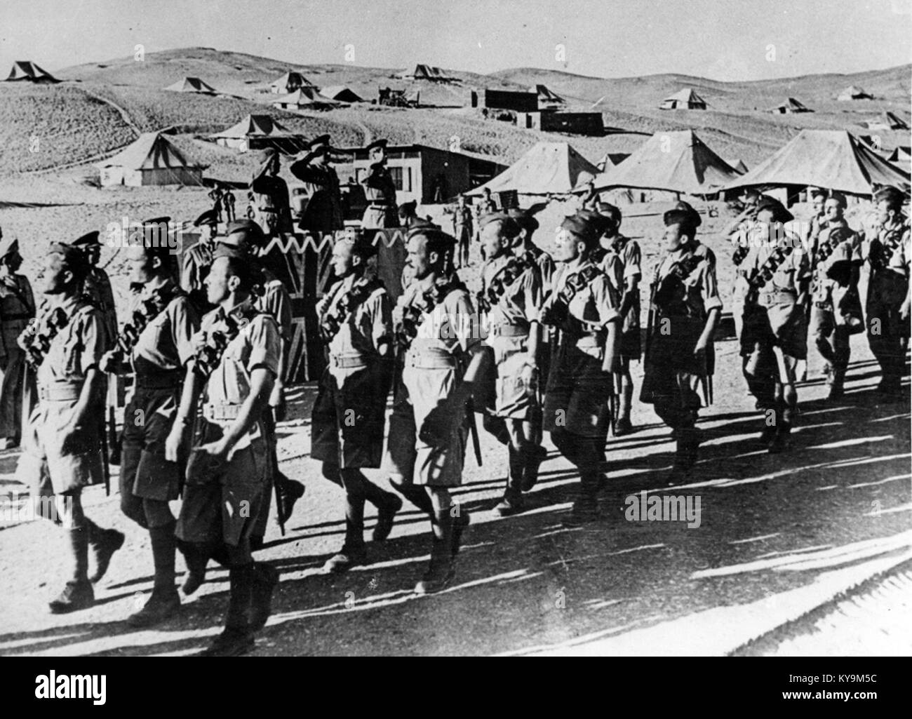 Une photographie historique montrant l'infanterie polonaise en formation militaire, représentant des soldats en uniforme pendant une période d'histoire militaire importante. Banque D'Images