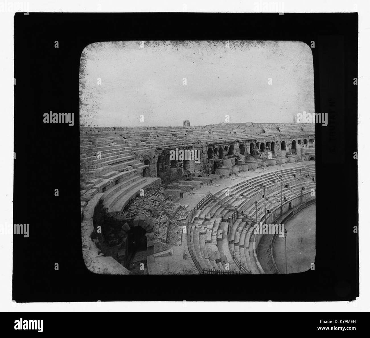 Lithographie de la collection du Fonds Trutat représentant l'intérieur de l'arène romaine de Nîmes, France, montrant des sièges et des caractéristiques architecturales. Banque D'Images