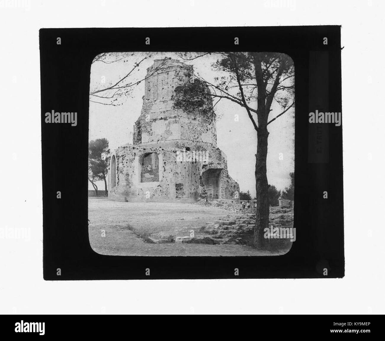 Cette photographie de 1897 montre la Tour Magne à Nîmes, en France, une tour romaine remarquable pour son architecture historique et ses vues sur la ville. Banque D'Images