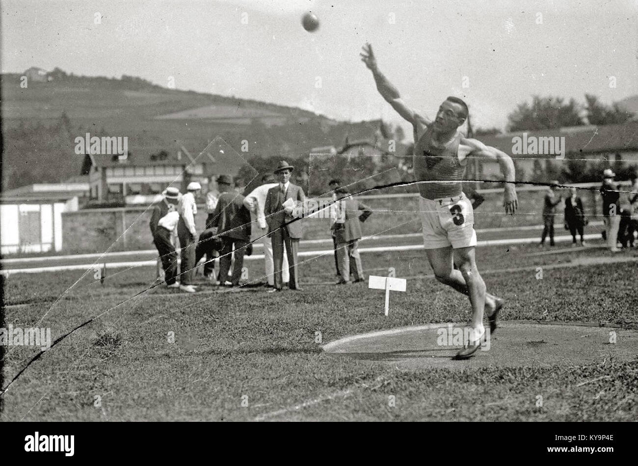 Cette image du Fondo car-Kutxa Fototeka montre des essais sportifs sur le terrain Berazubi à Tolosa, capturant des sports de compétition au pays Basque. Banque D'Images