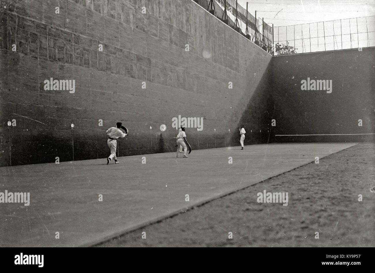 Cette image montre un match de remonte, un sport traditionnel basque de pelote, joué sur le Jai Alai frontón, soulignant l'athlétisme et l'importance culturelle du sport au pays Basque. Banque D'Images