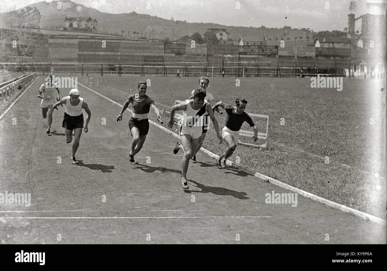 Les tests athlétiques au stade Berazubi de Tolosa, en Espagne, documentent la culture sportive du début du XXe siècle, la participation communautaire et les activités physiques régionales. Banque D'Images