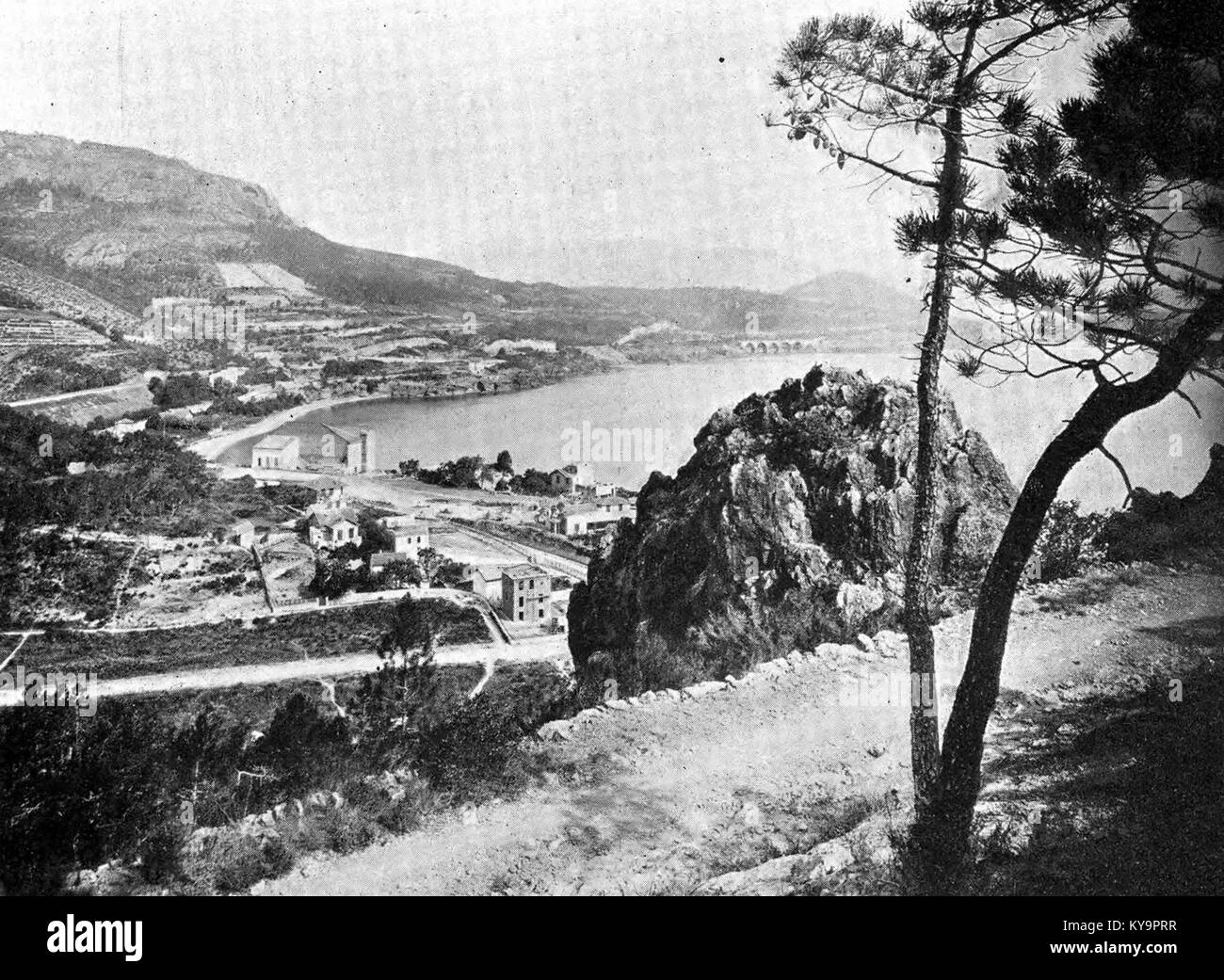 Illustration de livre ou photographie montrant Théoule, Côte d'Azur, paysage côtier, architecture et caractéristiques régionales. Banque D'Images