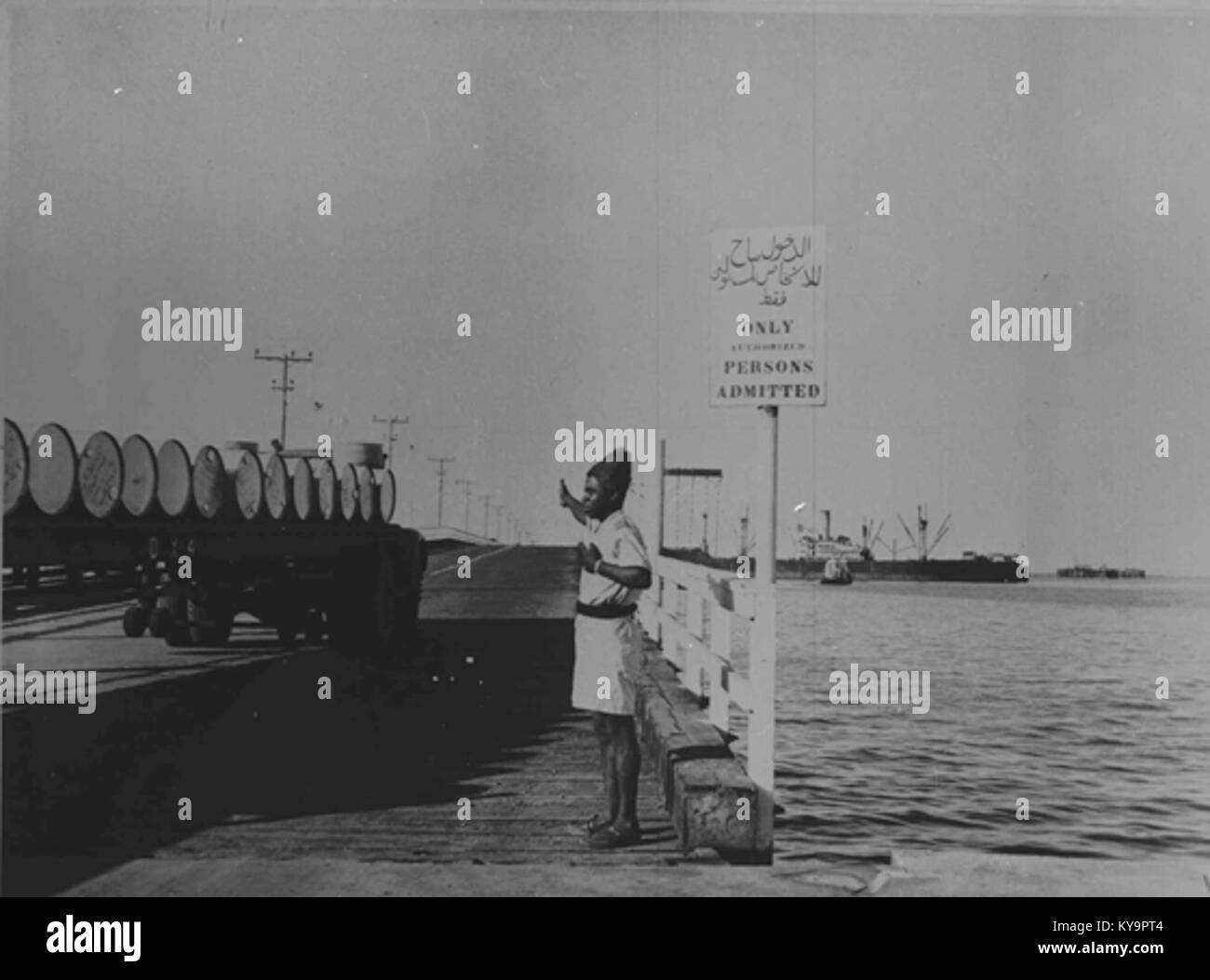 Photographie historique de 1940 montrant le quai de Sitra, illustrant les activités industrielles et maritimes du début du XXe siècle. Banque D'Images