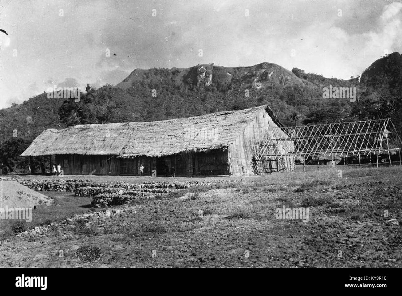 Photographie montrant une école, une église et un atelier en construction sur un site de mission, faisant partie de la collection du Musée national van Wereldculturen. L'image reflète le développement communautaire et les activités missionnaires au cours de la période. Banque D'Images