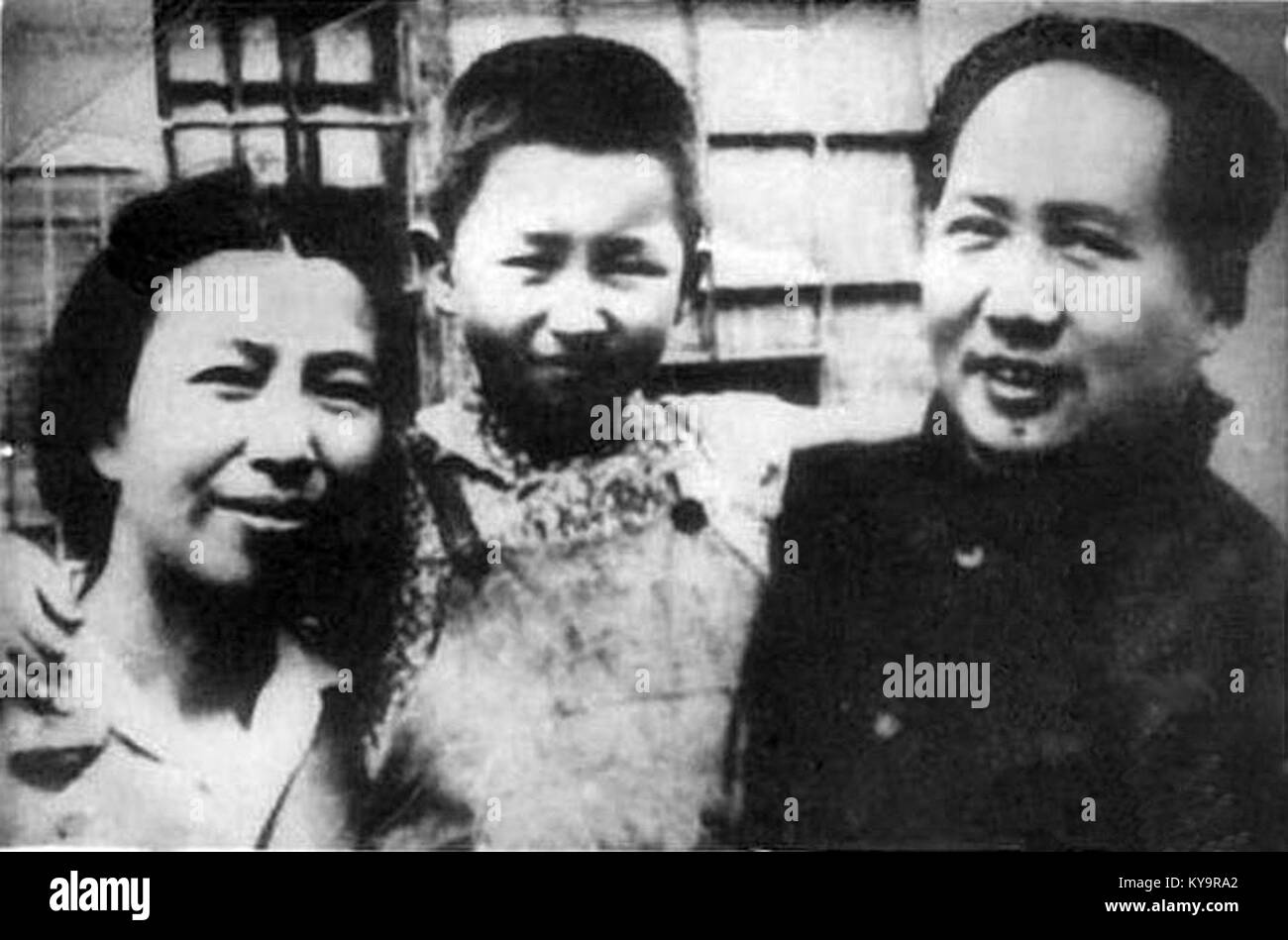 Photographie de Mao Jiang Qing et de sa fille Li Na, montrant le contexte familial et historique de la Chine du XXe siècle. Banque D'Images