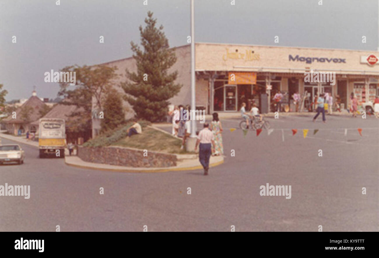 La photographie représente le Walnut Hill Shopping Center en 1972, illustrant l'architecture commerciale américaine et le développement urbain au début des années 1970 Banque D'Images
