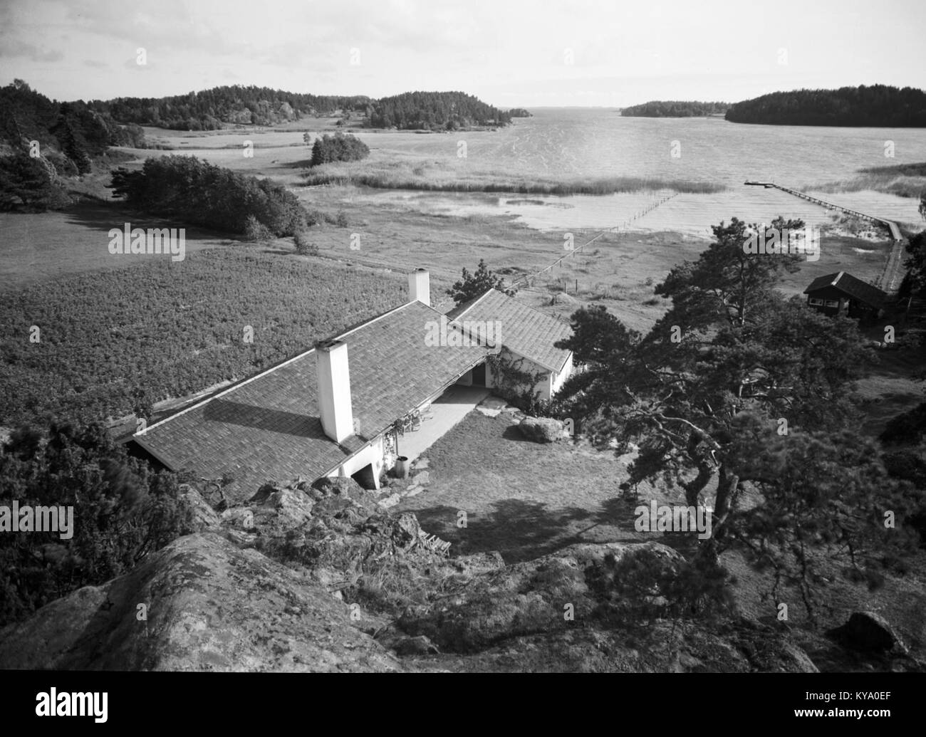 Cette image historique représente une maison d'été à Stennäs, en Suède, illustrant des caractéristiques architecturales, un design régional et des aspects de la culture estivale suédoise. Banque D'Images