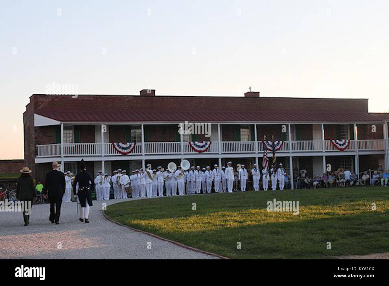 Cette photographie montre une inspection de troupes militaires, documentant la formation, les soldats en uniforme et les procédures d'inspection. Banque D'Images