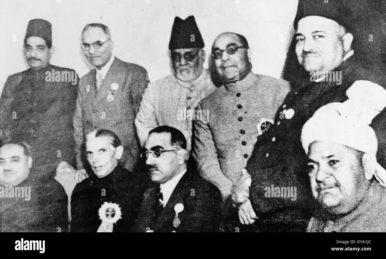 Cette photographie historique montre le comité de travail de la Ligue musulmane à la session de Lucknow, une réunion politique importante dans l'histoire indienne. L'image capture les dirigeants discutant de questions cruciales liées à l'avenir politique et social de l'Inde pendant la période coloniale. Banque D'Images