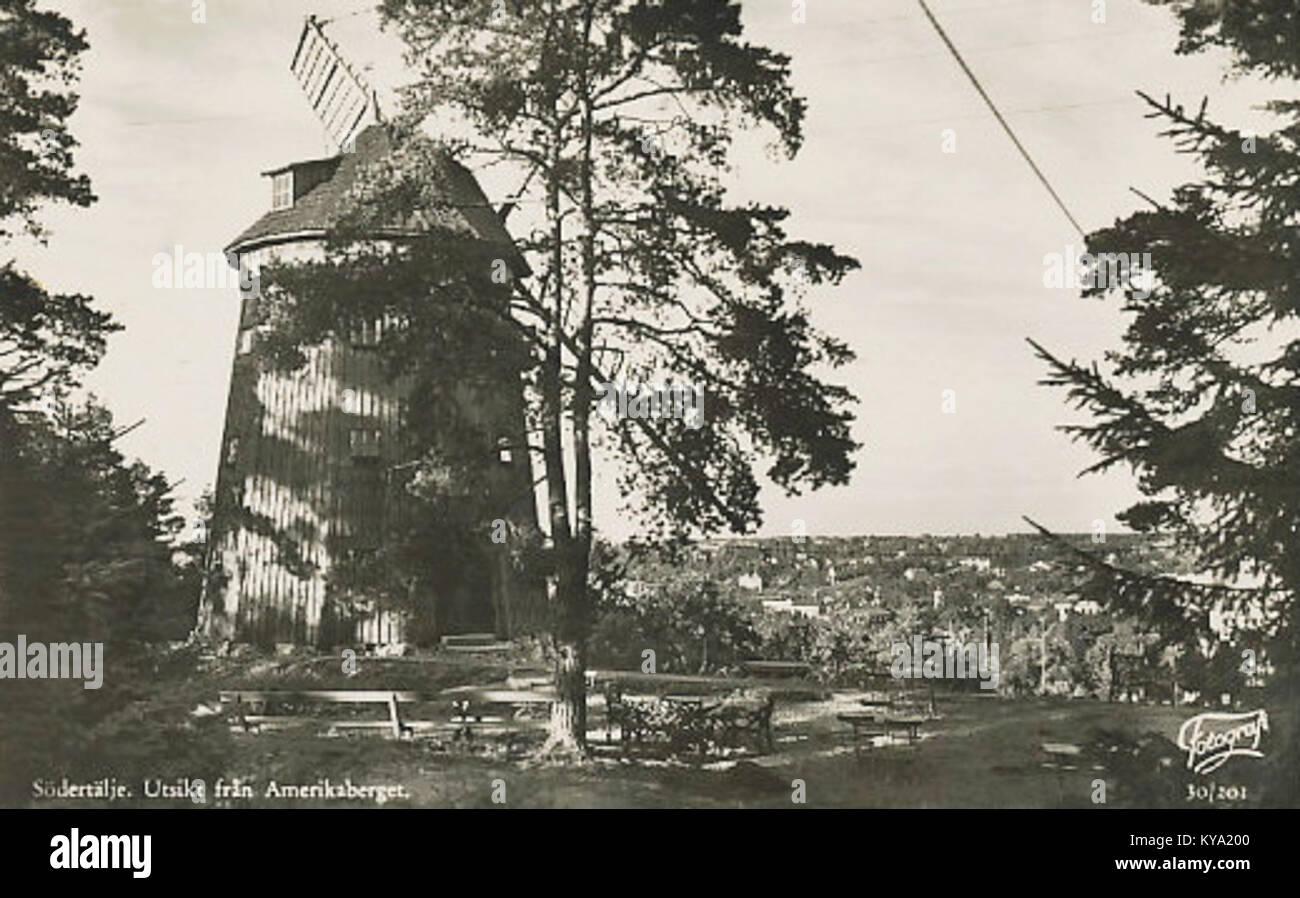 Image historique du moulin à vent de Nora, montrant sa structure, ses voiles et le paysage environnant, représentant l'architecture de fraisage scandinave des débuts. Banque D'Images