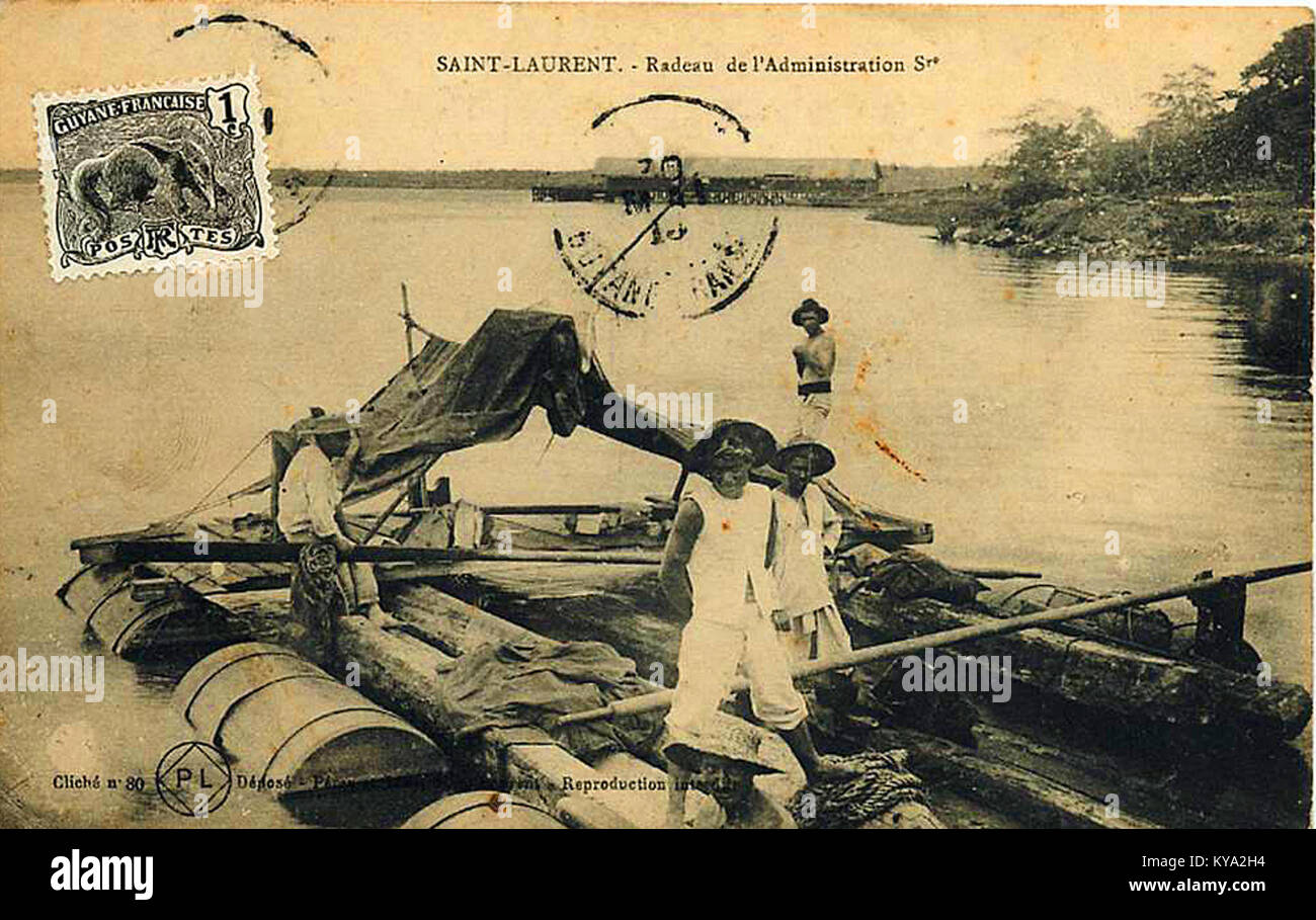 Image historique du PL radeau de l'Administration, radeau utilisé à Saint-Laurent-du-Maroni, Guyane française, illustrant les transports et l'administration coloniale Banque D'Images