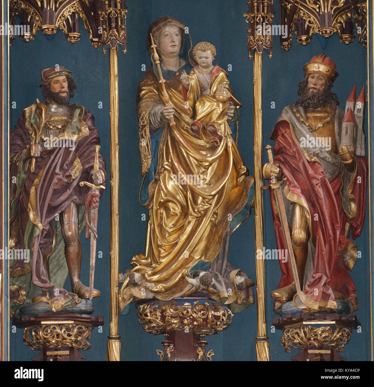 Cette image montre l'autel Leinberger à Kastulusmünster à Moosburg, avec des figures sculptées de sanctuaires qui illustrent l'art religieux et la décoration d'autels dans les églises historiques bavaroises. Banque D'Images