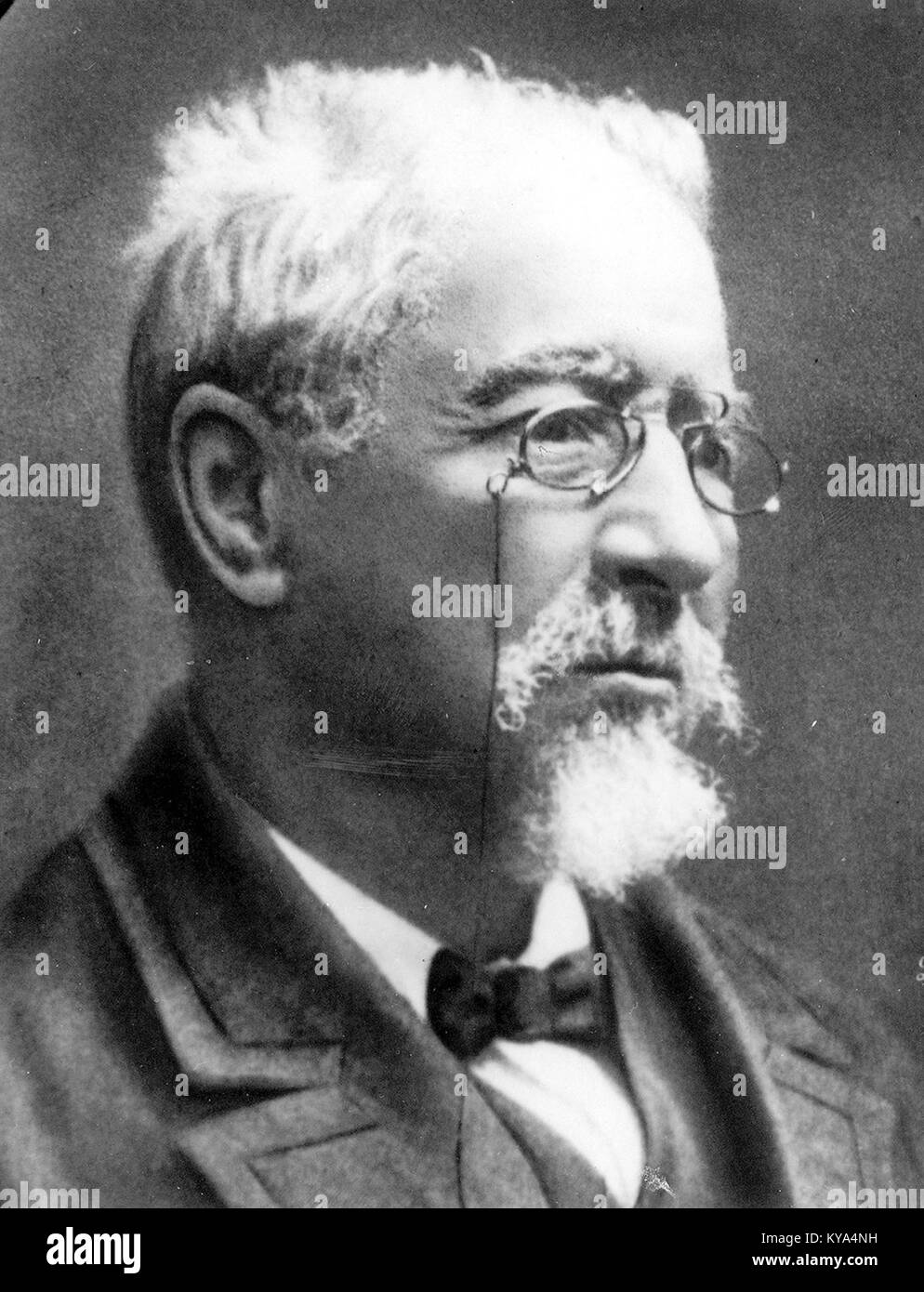 Cette image montre Manuel Murguía, historien et écrivain galicien de renom, aux côtés de Faro de Vigo, un journal historique reflétant le journalisme régional en Espagne. Banque D'Images