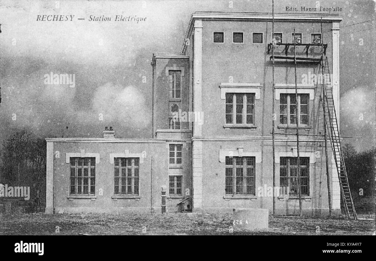 Cette carte postale du début du XXe siècle représente la station de transformation électrique de Réchésy, un village du territoire de Belfort, en France. La station faisait partie des opérations d'extraction de charbon dans la région, fournissant l'énergie nécessaire aux activités industrielles. Banque D'Images