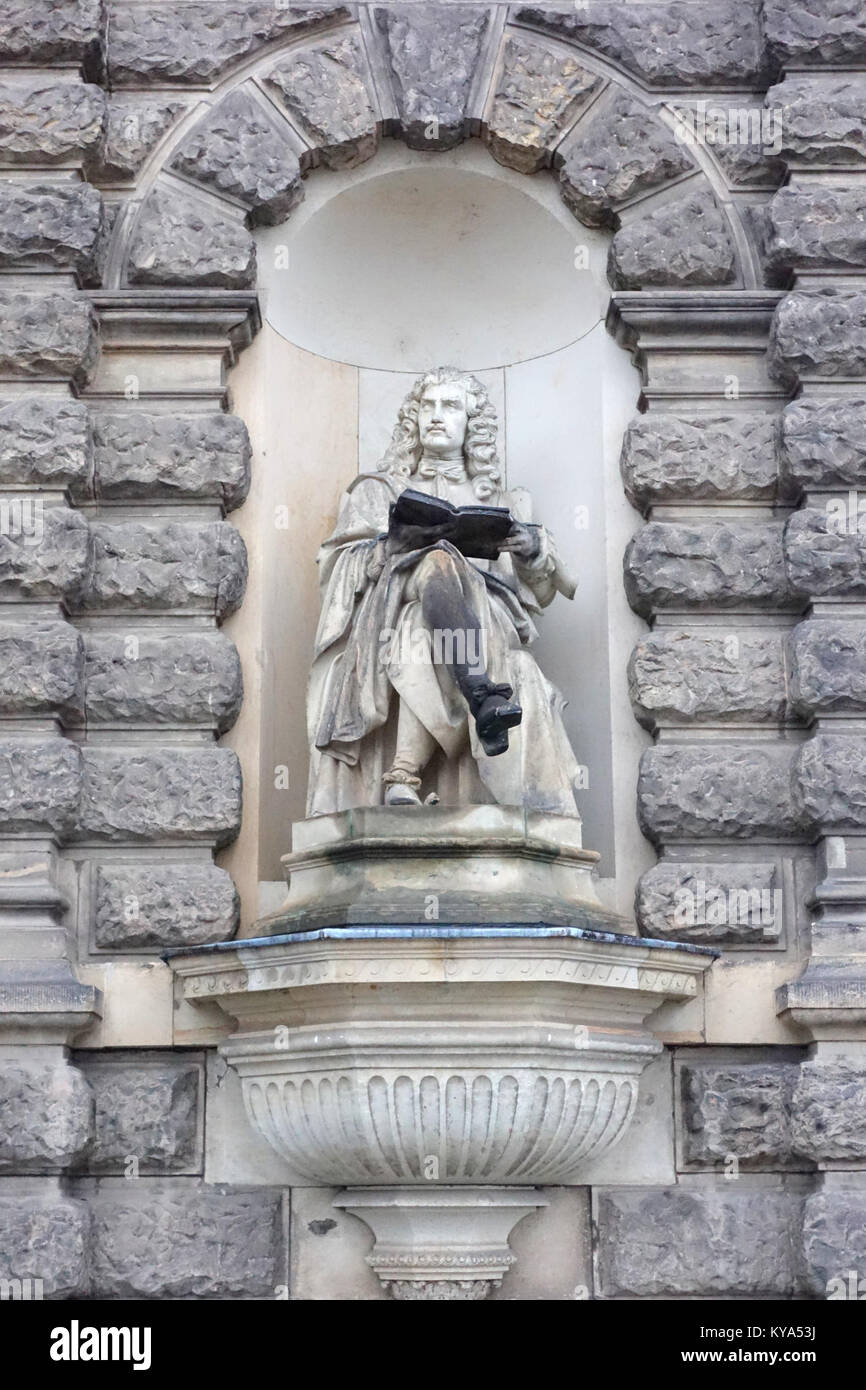 Cette sculpture d’Ernst Julius Hähnel représente Molière, située au Semperoper de Dresde, mettant en valeur la représentation artistique, le patrimoine culturel et le portrait historique. Banque D'Images