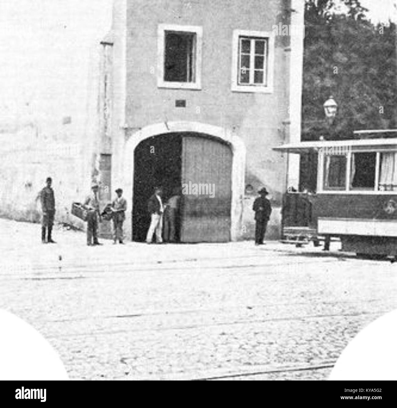 Maxibombo Estrela LX, créé par Benoliel en 1913, est un instrument à percussion du début du XXe siècle. L'article illustre la conception d'instruments de musique portugais et les techniques de construction de l'époque. Banque D'Images