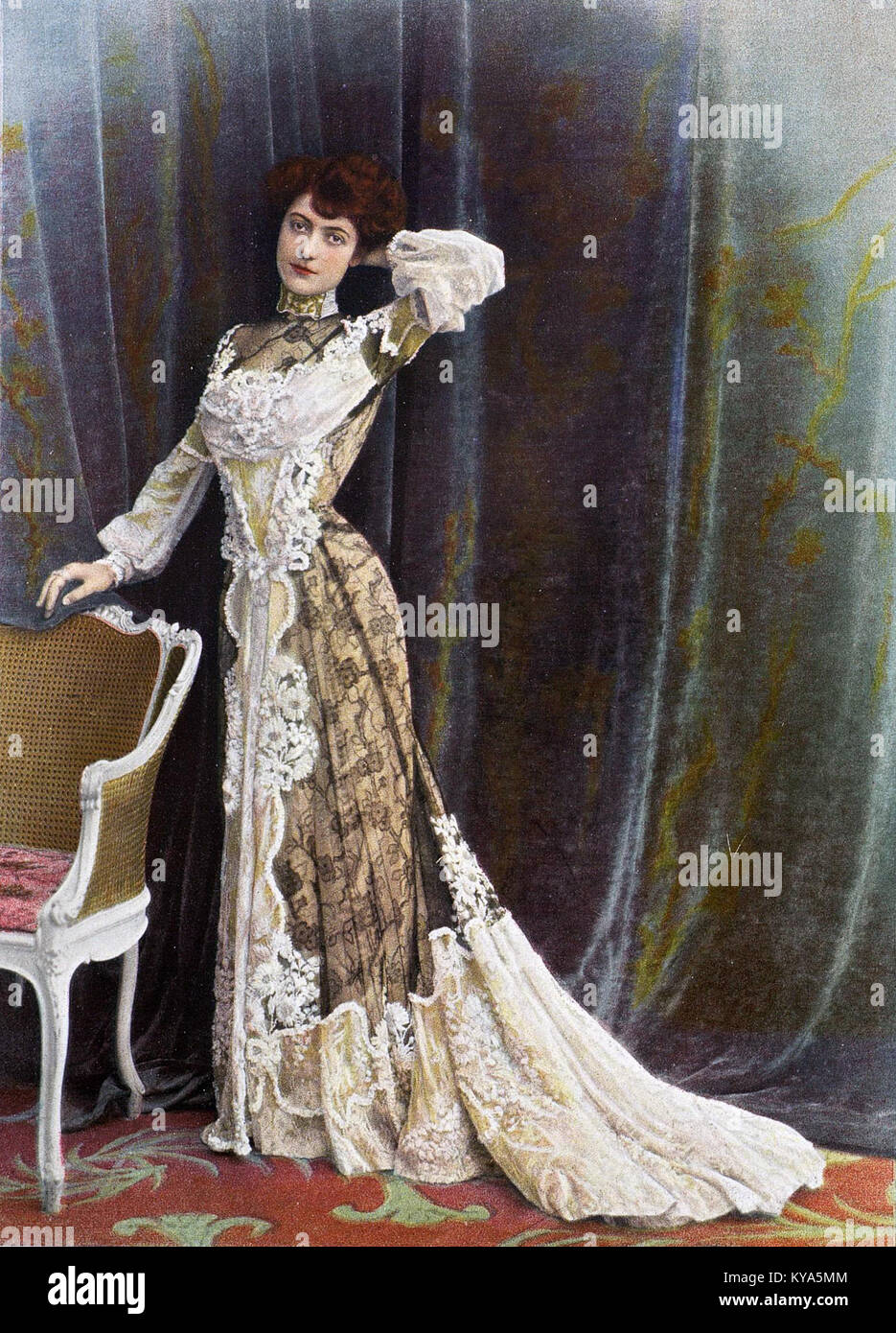 Une robe de table de style Louis XV en vieux taffetas brodé rose, garnie de dentelle brodée. Photographié en juin 1902 pour le magazine 'les modes'. Banque D'Images