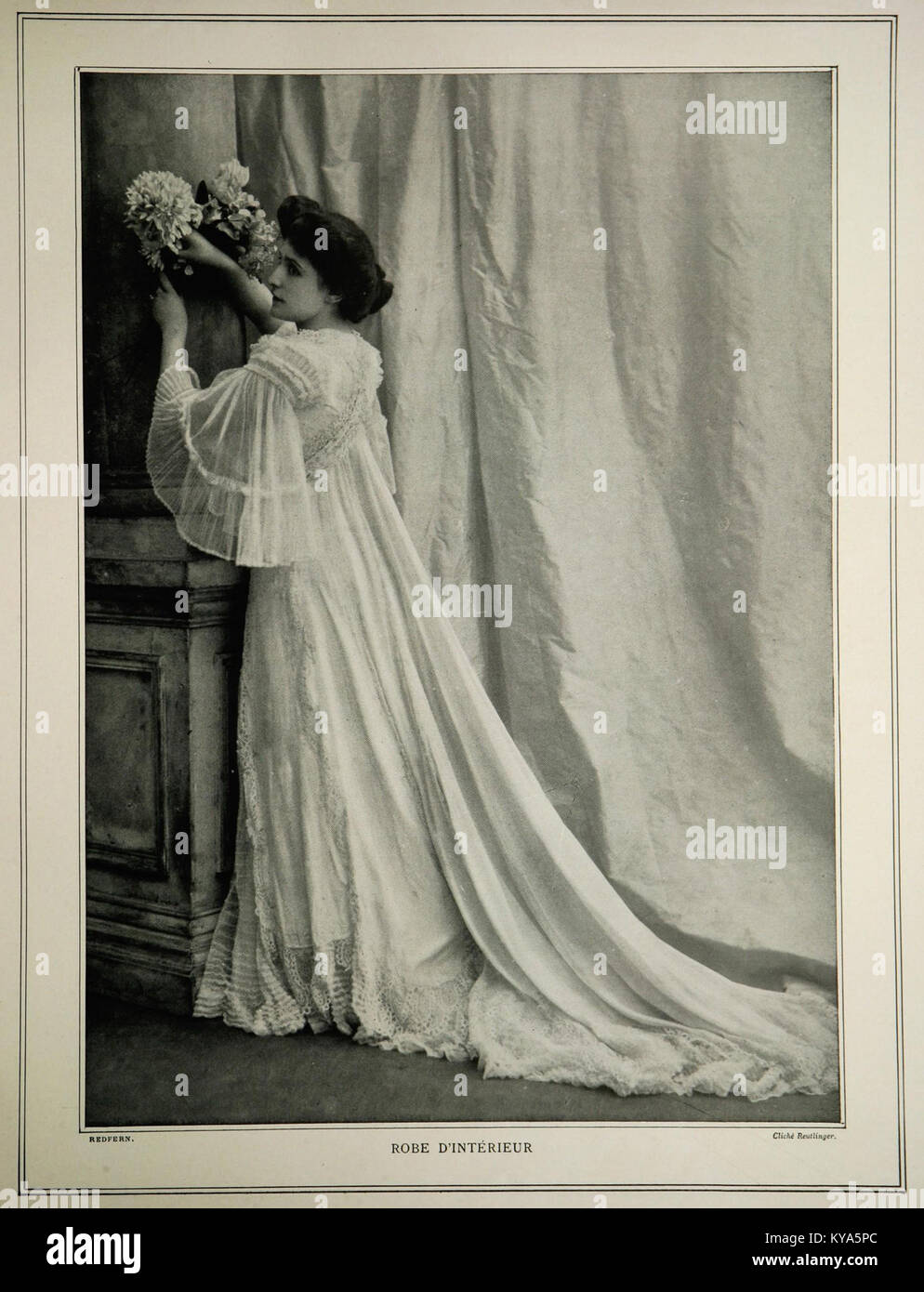 Cette robe intérieure de 1903 par Redfern illustre la mode féminine du début du XXe siècle, mettant en valeur les vêtements domestiques et les détails de design de l'époque. Banque D'Images