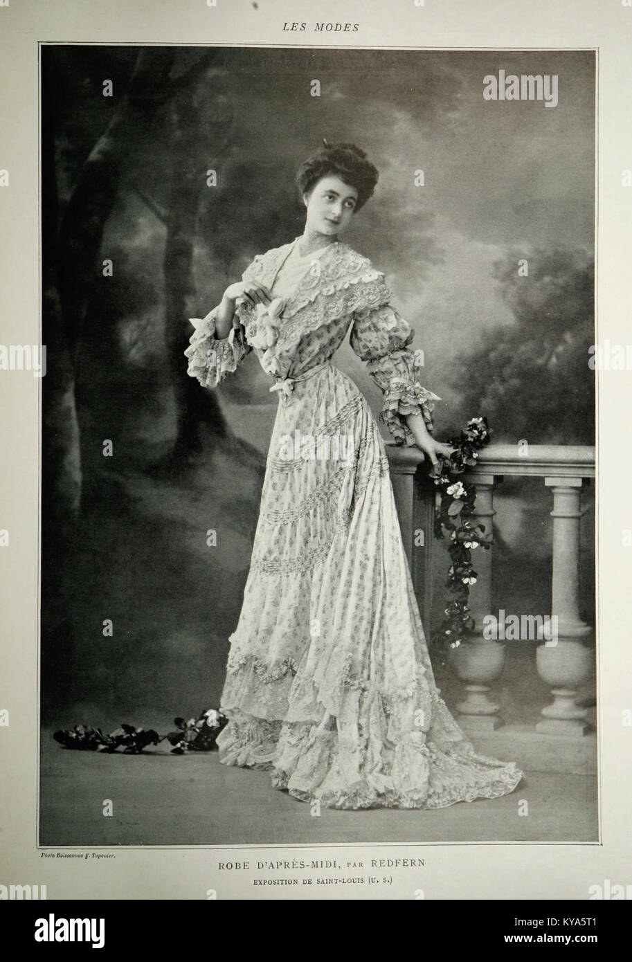 Cette illustration de mode de 1904 par Redfern montre une robe de l'après-midi, illustrant la couture du début du XXe siècle, les tendances du design et les vêtements élégants pour femmes. Banque D'Images