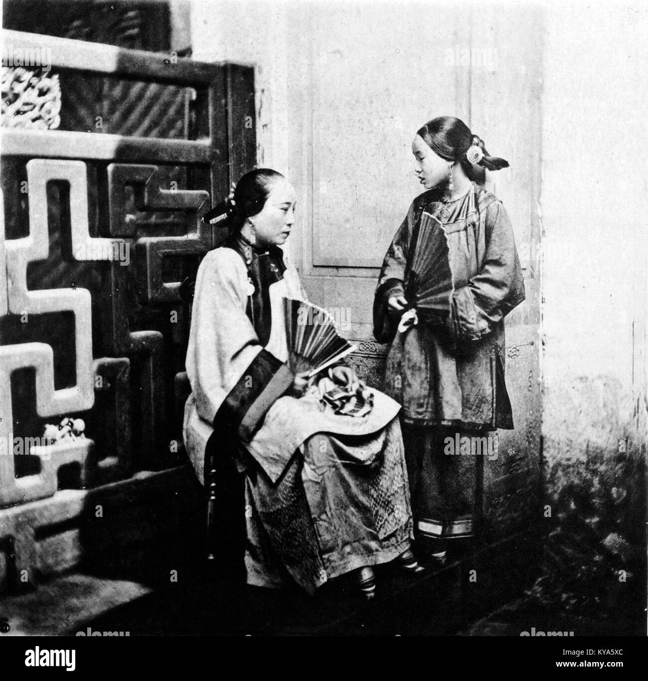 Cette image représente les costumes traditionnels des femmes Ningpo, mettant en évidence les vêtements culturels, les motifs textiles et les pratiques vestimentaires régionales. Banque D'Images