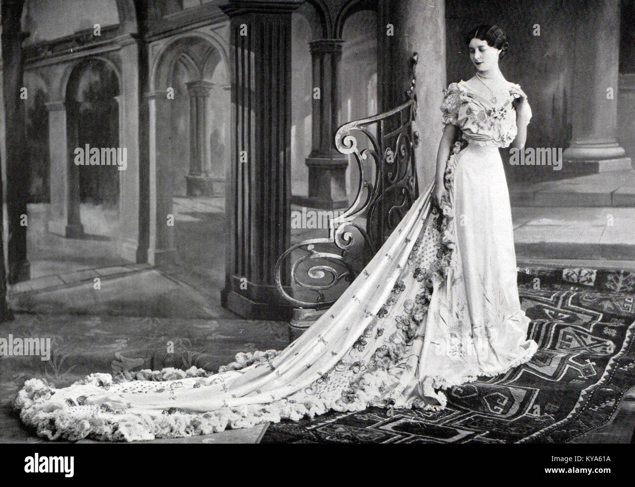 Cette robe de réception de 1906 par Redfern illustre la haute couture du début du XXe siècle, avec des éléments de design typiques des tenues de soirée formelles. Banque D'Images