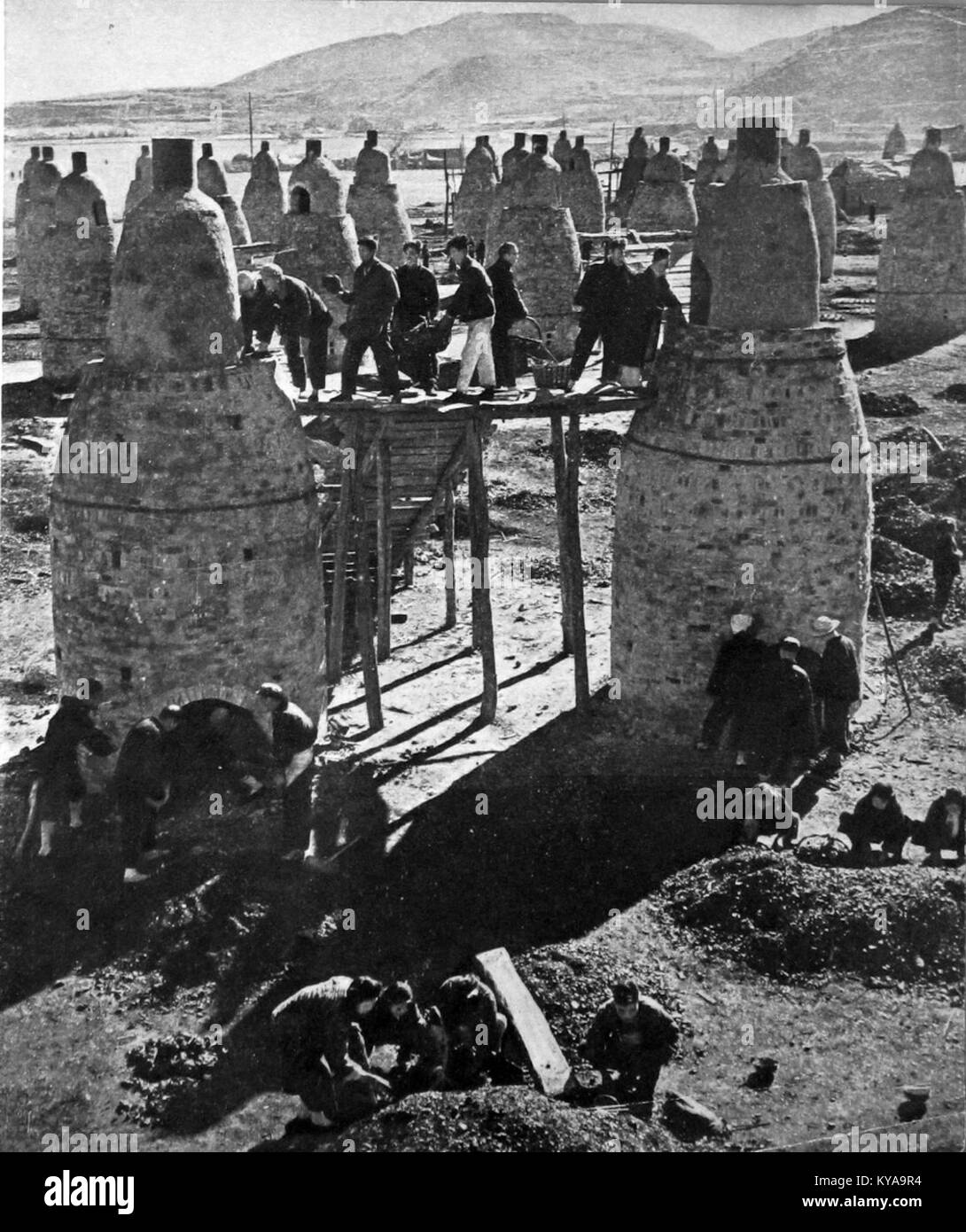 Description des hauts fourneaux de sol, grandes structures industrielles utilisées en métallurgie pour la fusion du fer à partir du minerai pendant la révolution industrielle. Banque D'Images