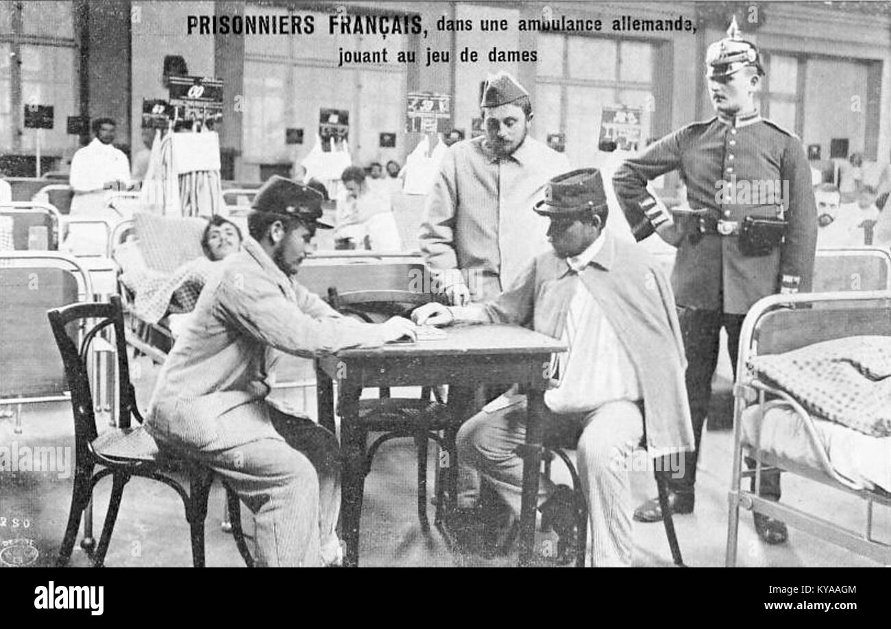 Photographie de la première Guerre mondiale (1914-1918) montrant des prisonniers de guerre français jouant aux dames à l'intérieur d'une ambulance allemande, illustrant la vie quotidienne et l'interaction humaine pendant la captivité en temps de guerre. Banque D'Images