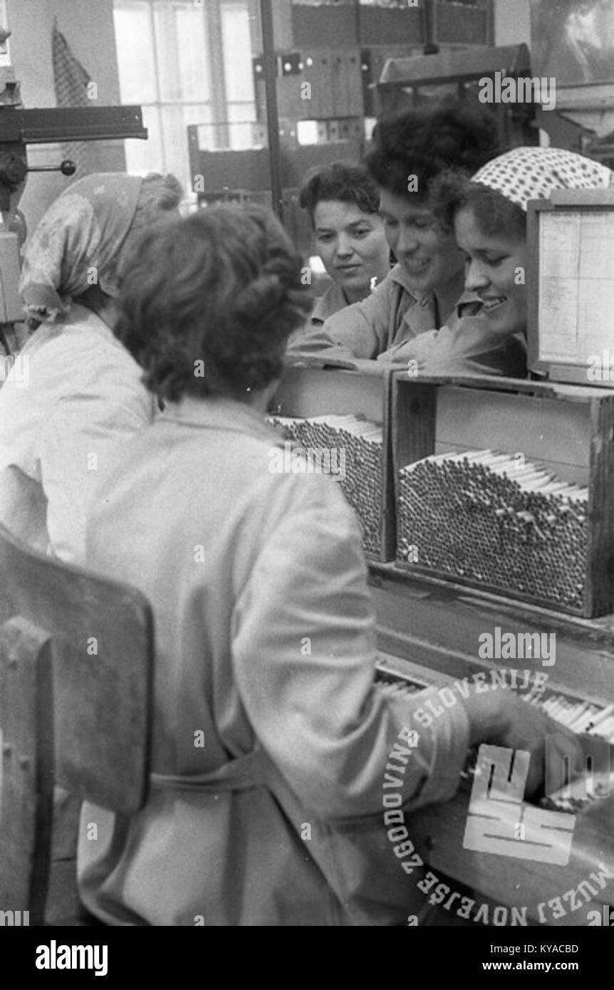 Novembre 1965 photographie de Tobacna Tovarna Ljubljana, une usine de tabac en Slovénie, montrant l'architecture industrielle et les opérations de fabrication. Banque D'Images