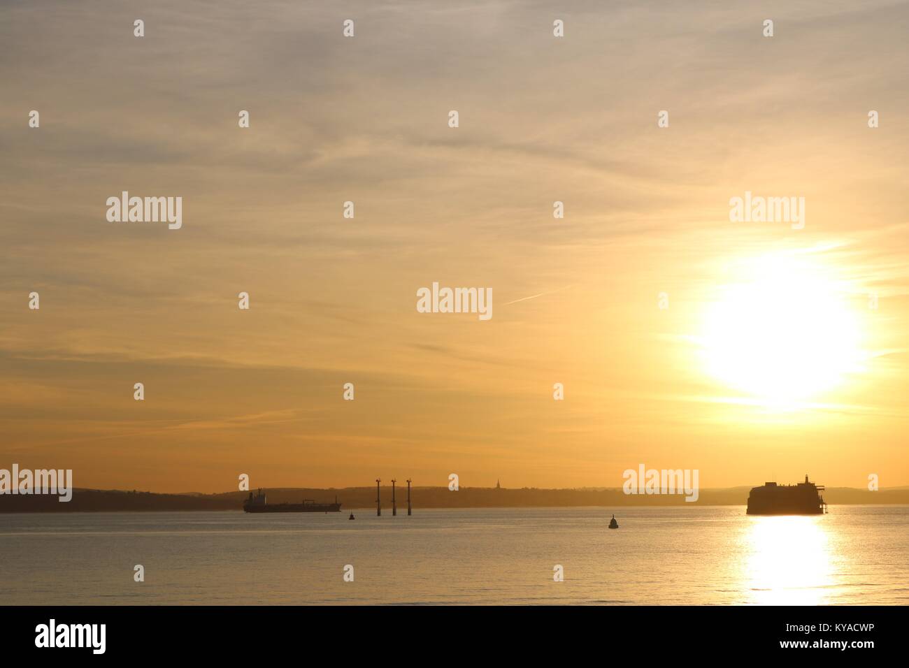 Bel Automne orange coucher de soleil sur les quais de Portsmouth avec reflet dans l'eau Banque D'Images