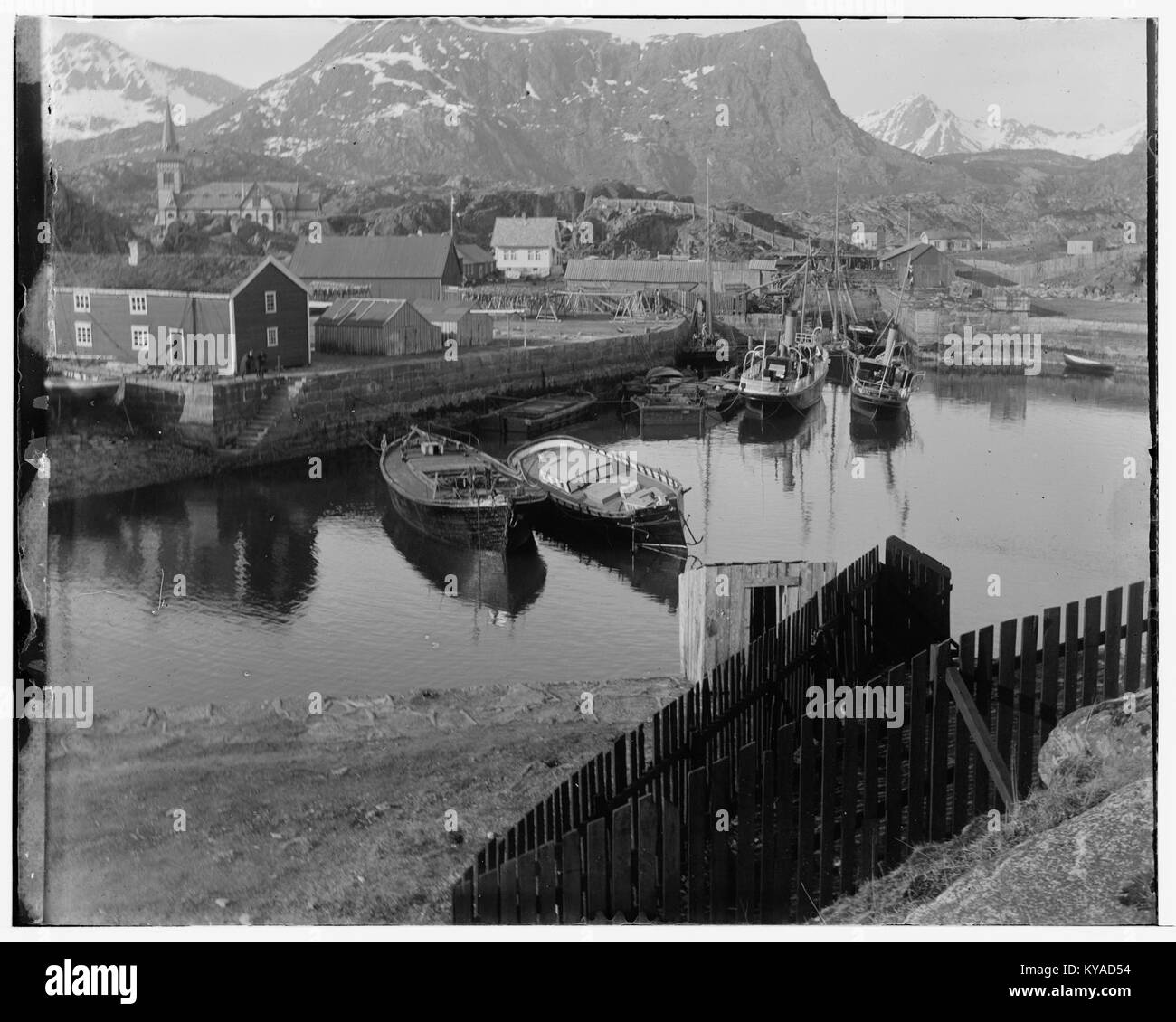 Cette photographie panoramique montre Kabelvåg, un village de Nordlands amt, en Norvège. L'image met en valeur le cadre côtier du village et les caractéristiques naturelles environnantes. Banque D'Images