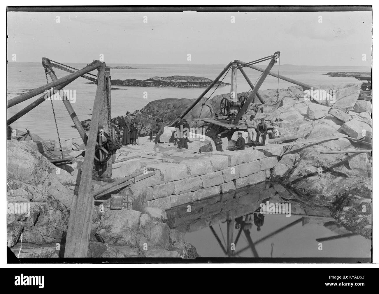 L’image de la jetée (« molo ») de Kjeilen dans le village de Kya, Sør-Trøndelag, Norvège, capture un quai maritime, des bateaux de pêche et des structures littorales, illustrant l’industrie côtière locale et l’environnement. Banque D'Images